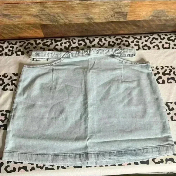 WeWoreWhat Cut-Out Denim Mini Skirt in a Super Light Indigo Wash. Sz Small. NWT! - Picture 4 of 14